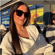 Me defino una persona muy aplicada, simpática, paciente, resolutiva. Voy a dar clases y a cuidar a niños de conocidos.